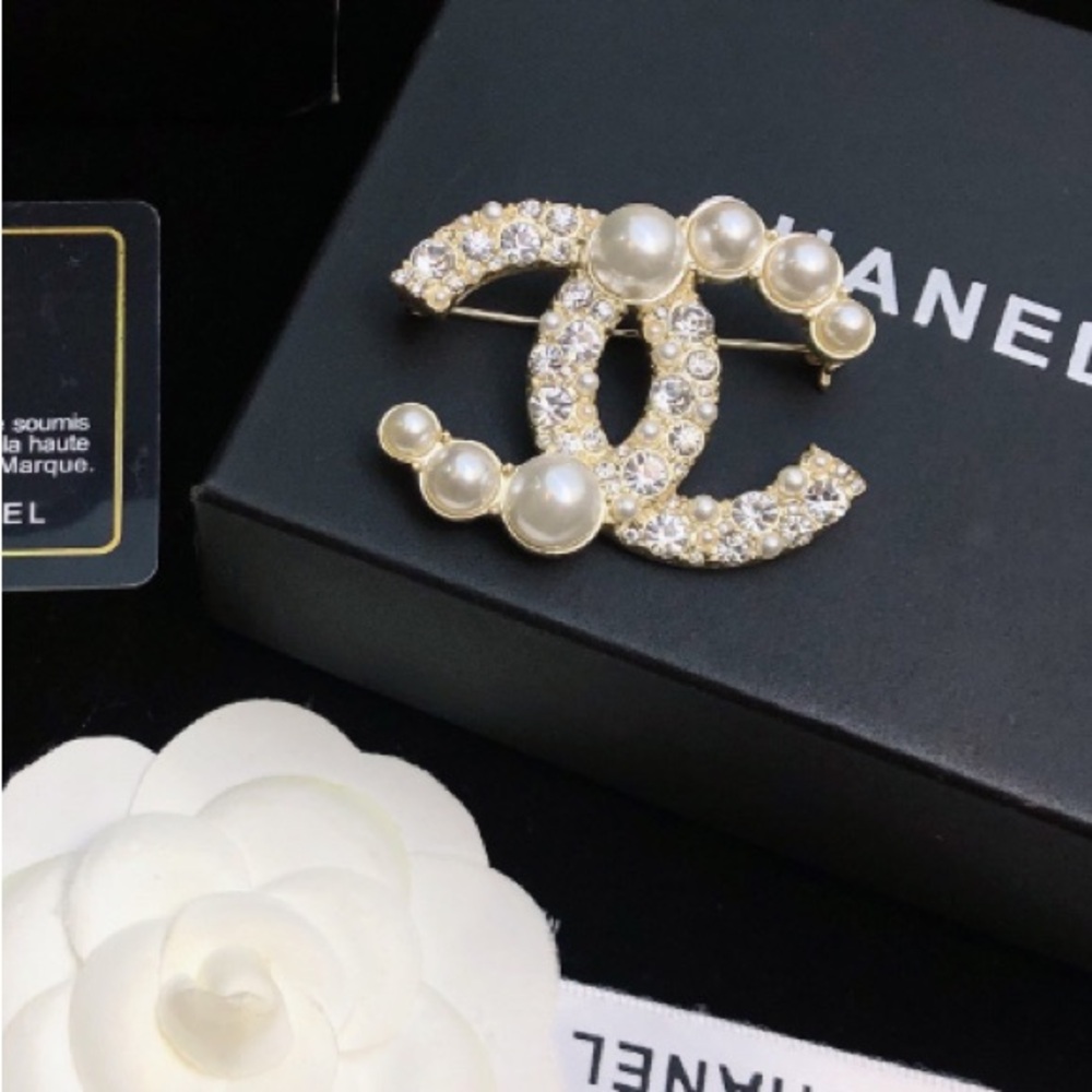 CHANEL Gold CC Brooch with Pearls and Clear Crystals